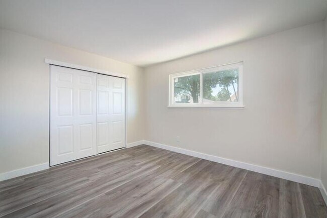 Building Photo - Beautiful fully remodeled 3-bedroom 2 bath...