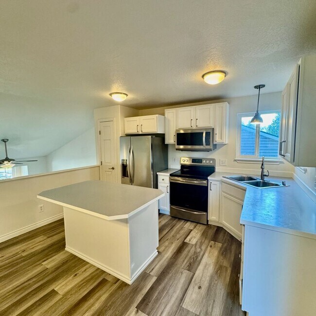 Building Photo - Cute 4 bed 2 bath move in ready home!