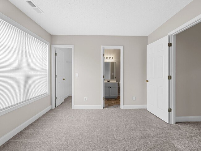 Building Photo - Freshly Renovated 2 BR, 2.5 BA Townhome Mi...