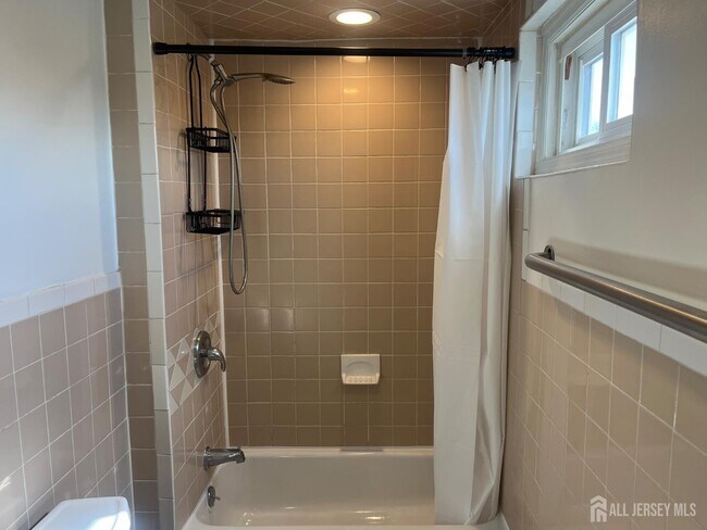 Building Photo - 110 Oak Tree Ave