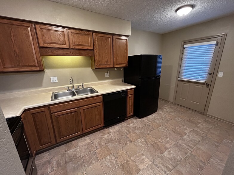 Kitchen - 9123 E 85th Pl