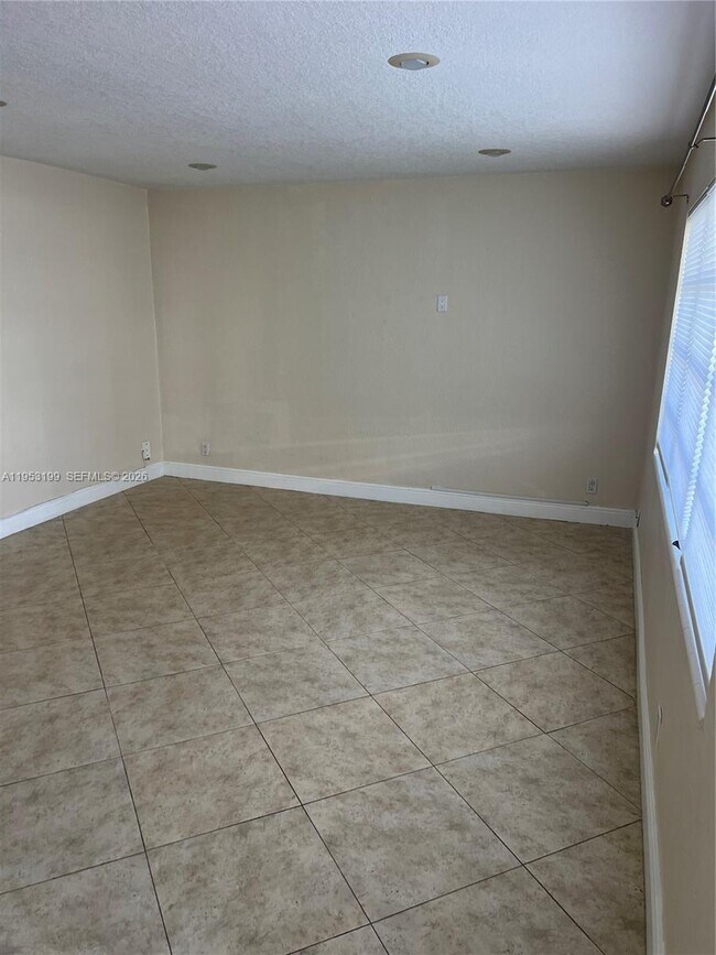 Building Photo - 3923 NE 166th St