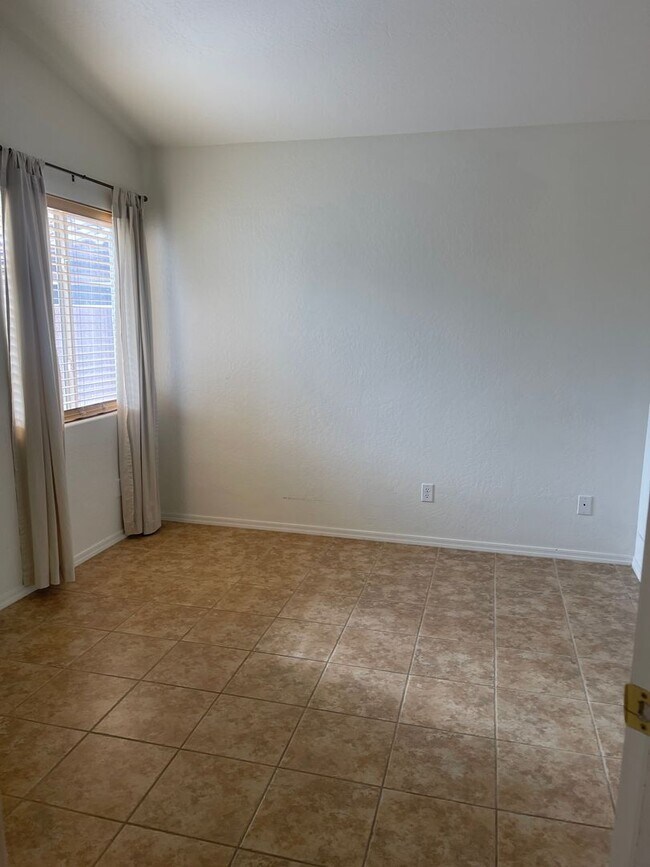 Building Photo - Occupied Do not disturb Tenant - 2 Bedroom...