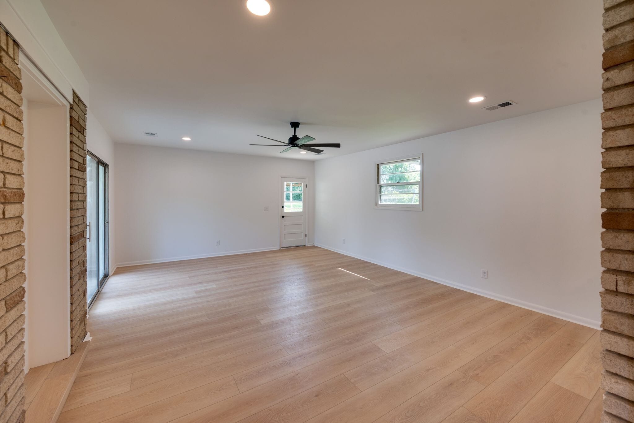 Building Photo - 3234 Moorewood Dr