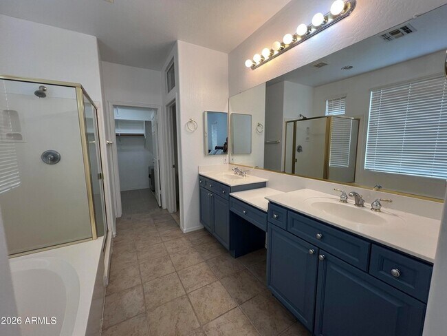 Building Photo - 218 E Sunburst Ln