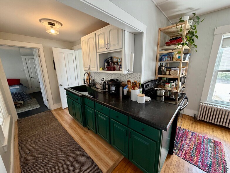 Building Photo - 137 Main St