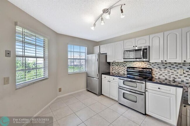 Building Photo - 6715 Via Regina