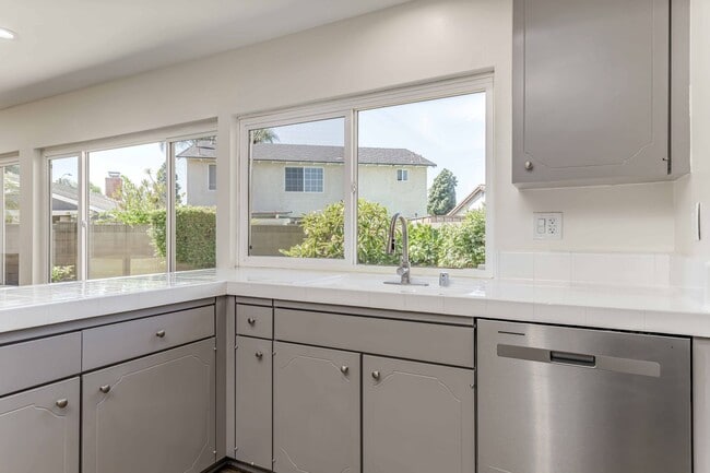 Building Photo - Spacious Single-Family Home with Yard!