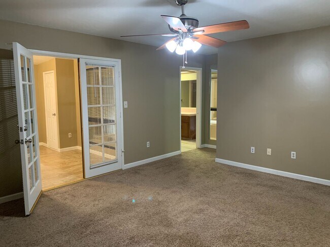 Building Photo - NW Bakersfield home with a pool!