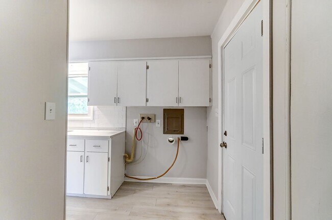 Building Photo - Three Bedroom with Driveway in Dayton!