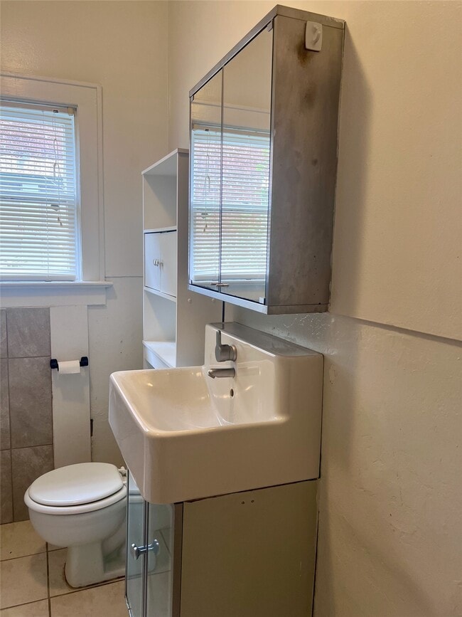 Building Photo - 320 W Polk St