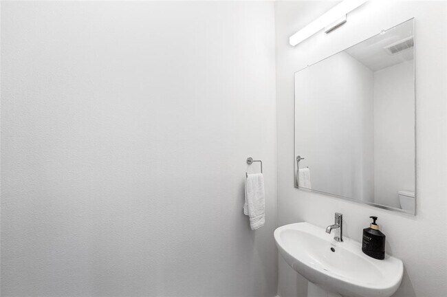 Building Photo - 814 N Bluff Dr