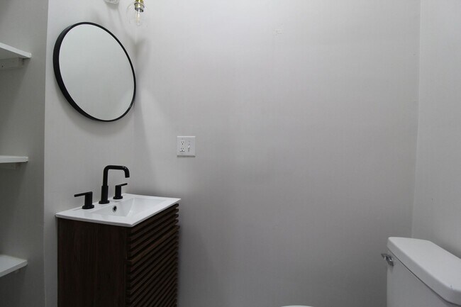 Building Photo - 2 Bedroom 1.5 Bath Home In Strawberry Hill