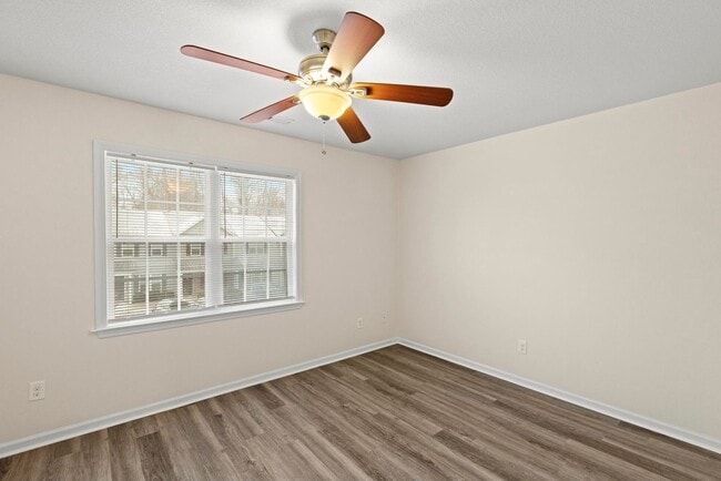 Building Photo - Adorable townhome with beautiful upgrades!