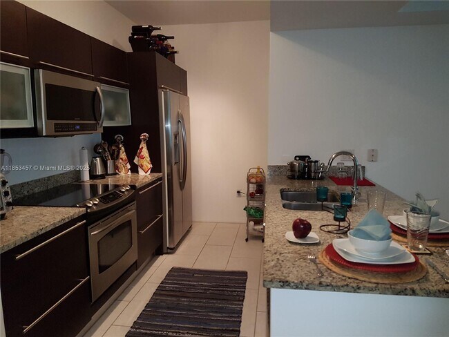 Building Photo - 950 Brickell Bay Dr