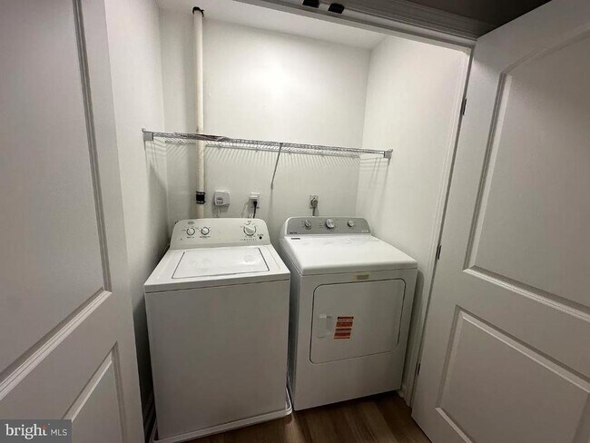 Building Photo - 102 Stuart Ave