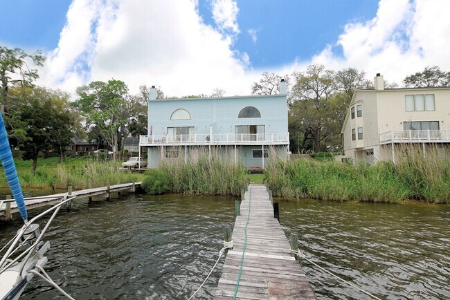Building Photo - Waterfront Townhome in Central Niceville