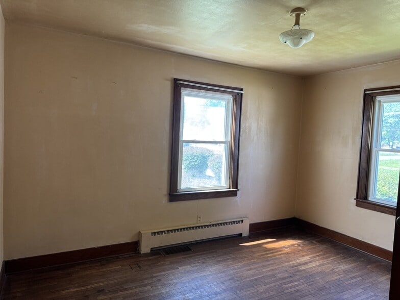 Building Photo - 1221 E 38th St