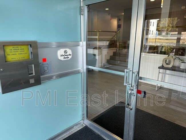 Building Photo - 292 Pequot Ave