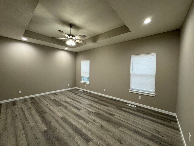 Building Photo - Newer 4 Bedrooms/2 Baths/Oversized 2 Car Garage Home Coming Available!