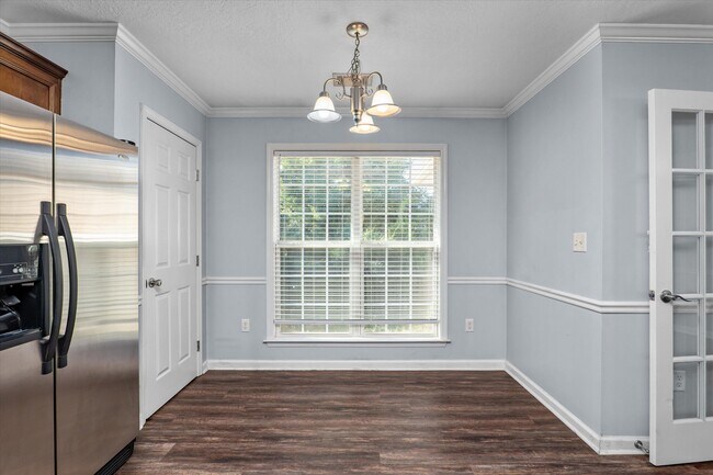 Building Photo - 570 Lory Ln