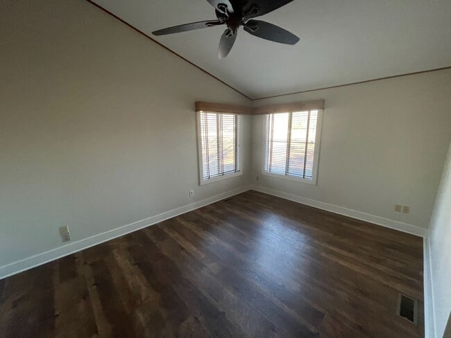 Building Photo - 3 Bedroom 3 Bath Beauty on Golf Course wit...