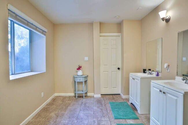 Building Photo - *!*! MOVE-IN SPECIAL - .5 MILES FROM SDSU !*!* Private rooms are only $1,500/month until August w...