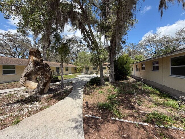 Building Photo - Cozy 1-Bed on Silver Spur Drive, Holiday FL