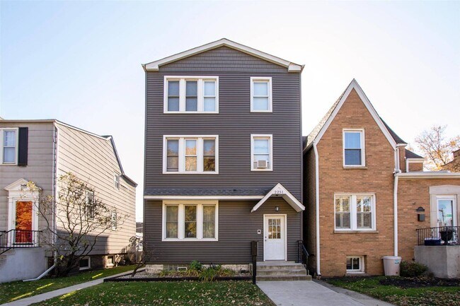 Primary Photo - 2251 W Montrose Ave