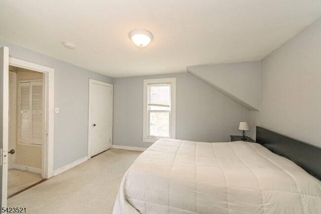 Building Photo - 10 Banghart Pl