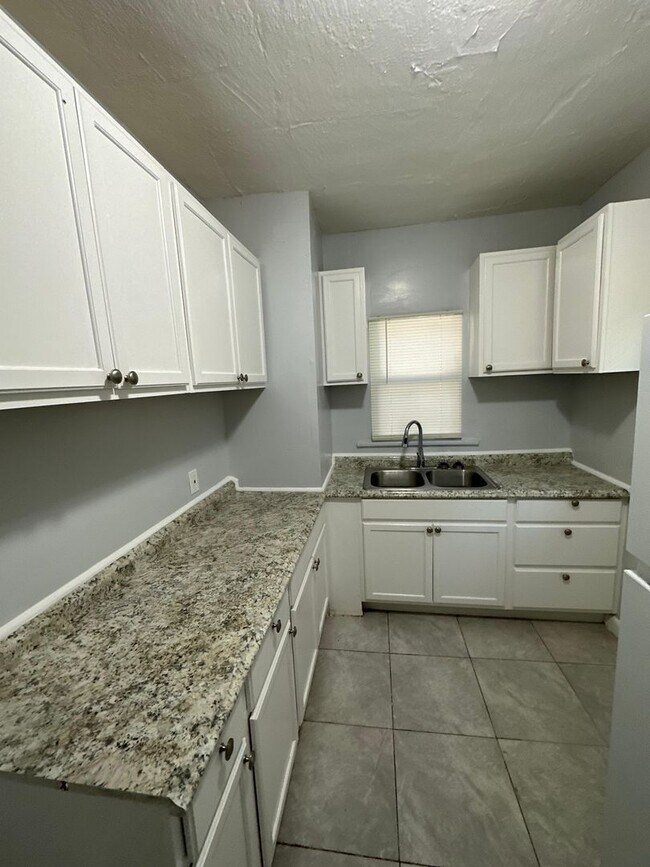 Building Photo - Fully Renovated 2/1 -Single Family Availab...