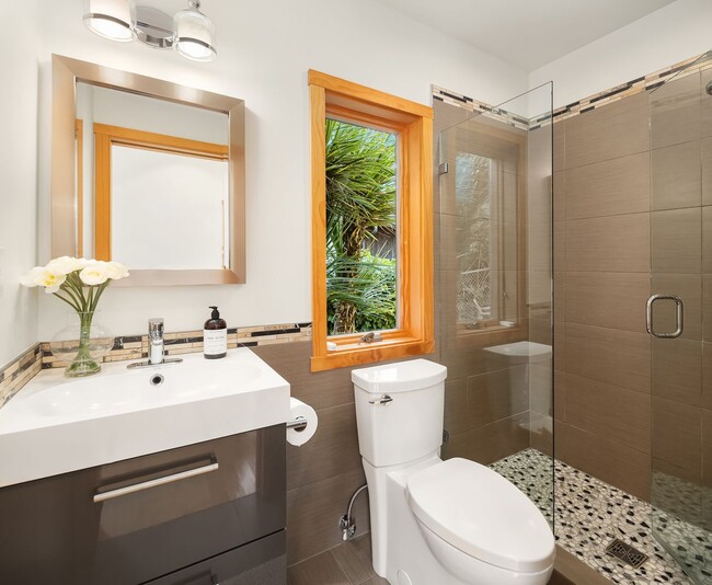 Building Photo - Three Tree Point beach front home - 3+ bedroom & 4.5 bathrooms ready for move in NOW!
