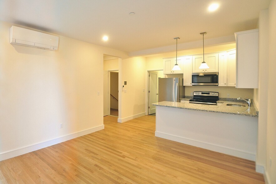 Primary Photo - 875 Beacon St