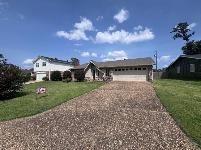 Building Photo - 1115 Briar Creek Rd