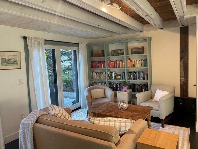 Building Photo - 2 Summit St