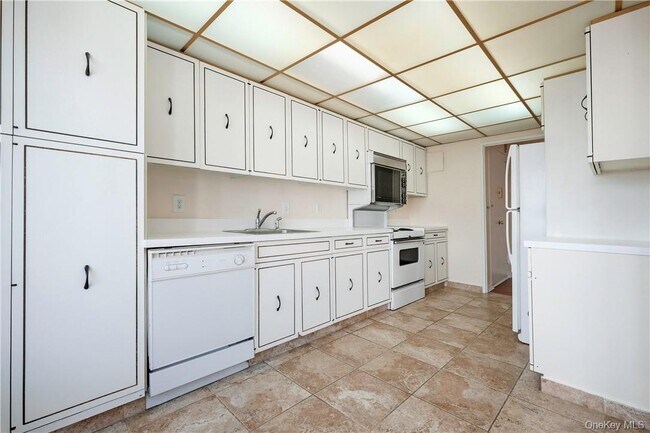 Building Photo - 400 High Point Dr