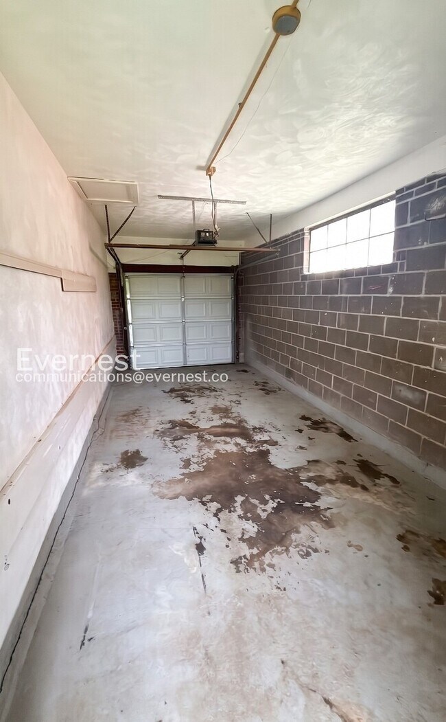 Building Photo - 3 Bed/1 Bath Home with Fenced Yard & Garage / Vouchers Accepted / Available Now!