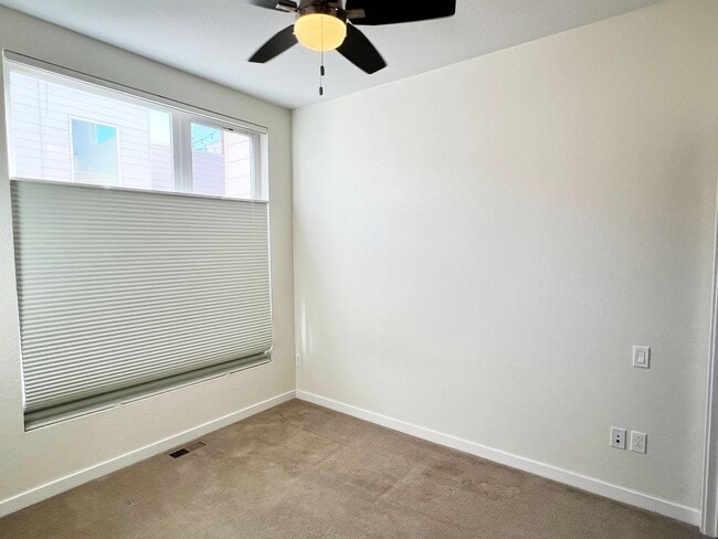 Building Photo - Luxury Slot-Style Town Home in the Heart of RiNo