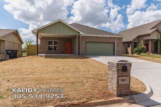 Building Photo - 905 S Howard Ave