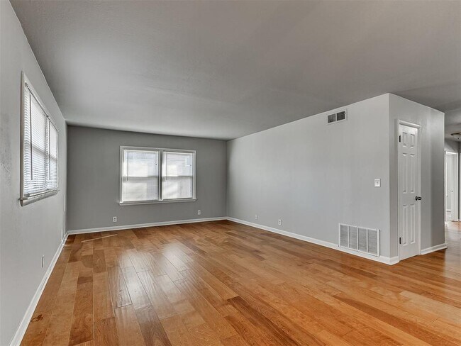 Building Photo - 2641 Kent Dr