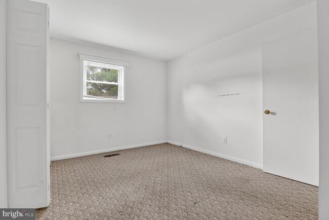 Building Photo - 5 Warren Lodge Ct
