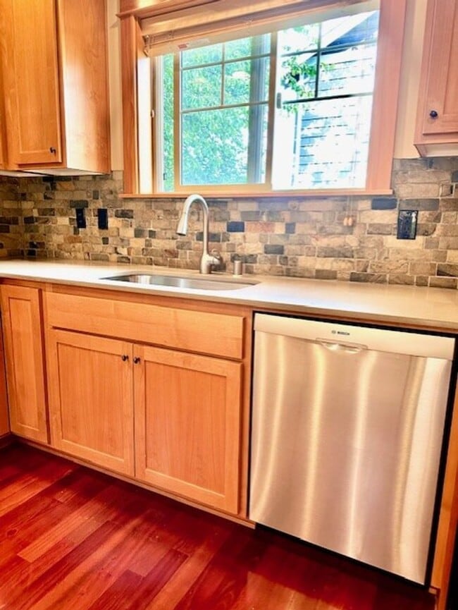 Building Photo - West Seattle Townhouse, Location Location ...