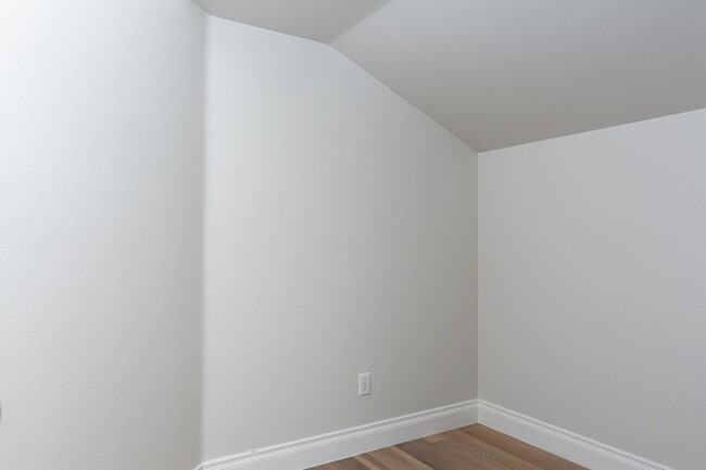 Building Photo - Recently renovated 4 br home in the Southwest