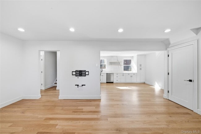 Building Photo - 68-21 Cloverdale Ln