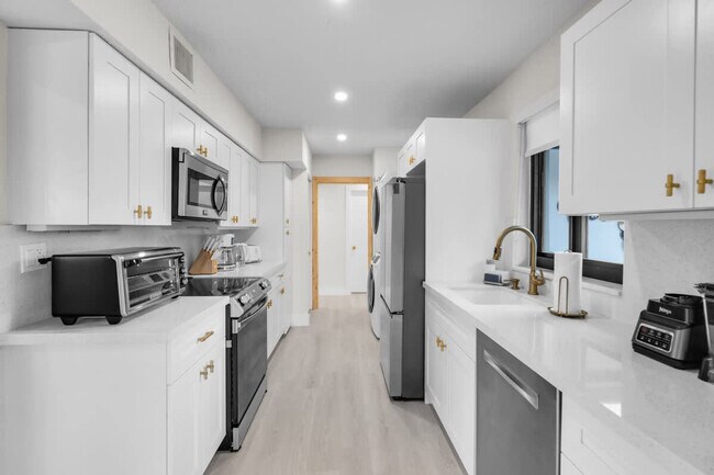 Building Photo - 6450 Perry St