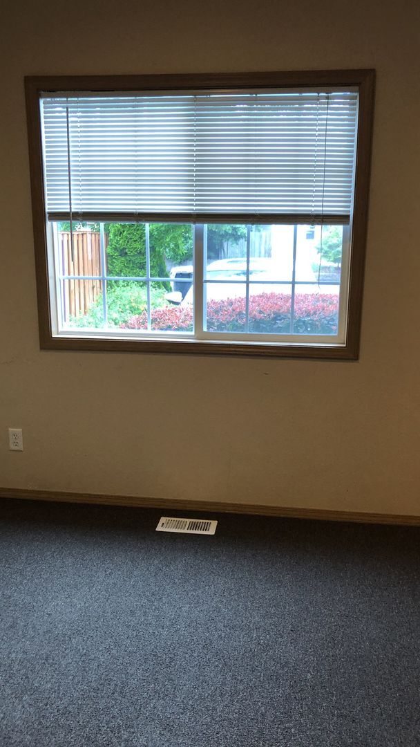 Building Photo - Small Pet Friendly! 4 Bedroom, 2 Bathroom Close to Campus!