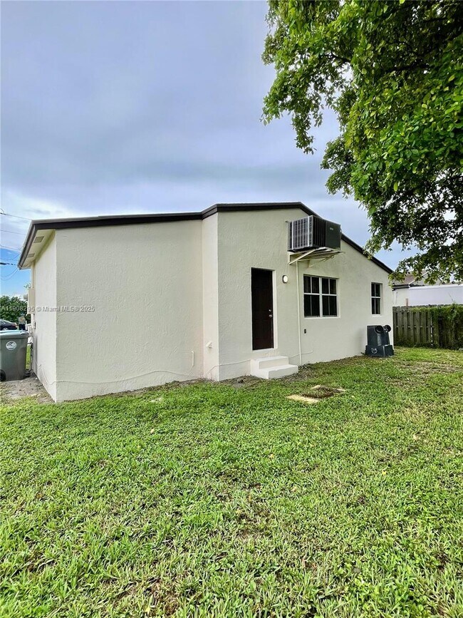 Building Photo - 5532 SW 22nd St