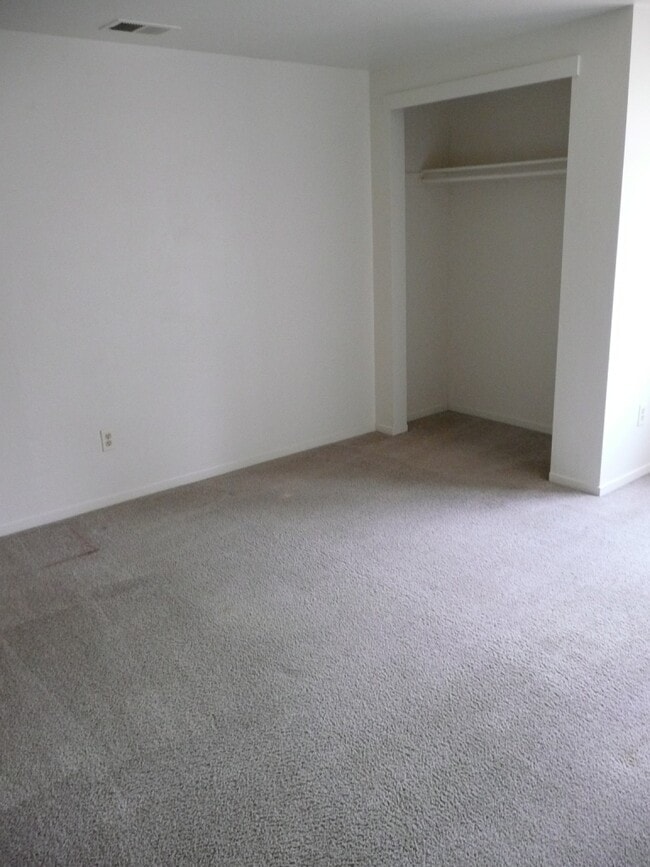 Building Photo - 1205 Duke Dr