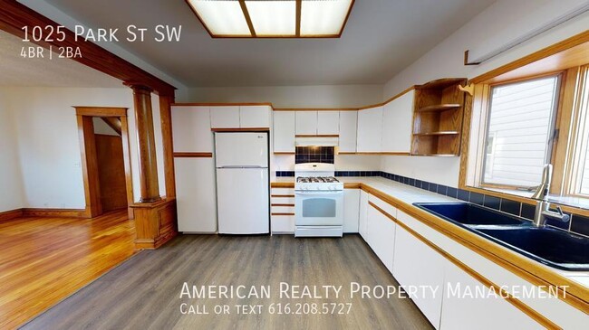 Building Photo - 1025 Park St SW