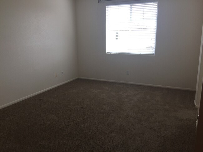 Building Photo - IMPECCABLE 2-STORY IN FANTASTIC NEIGHBORHOOD!